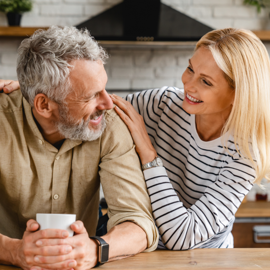 Paar steht am Küchentresen.